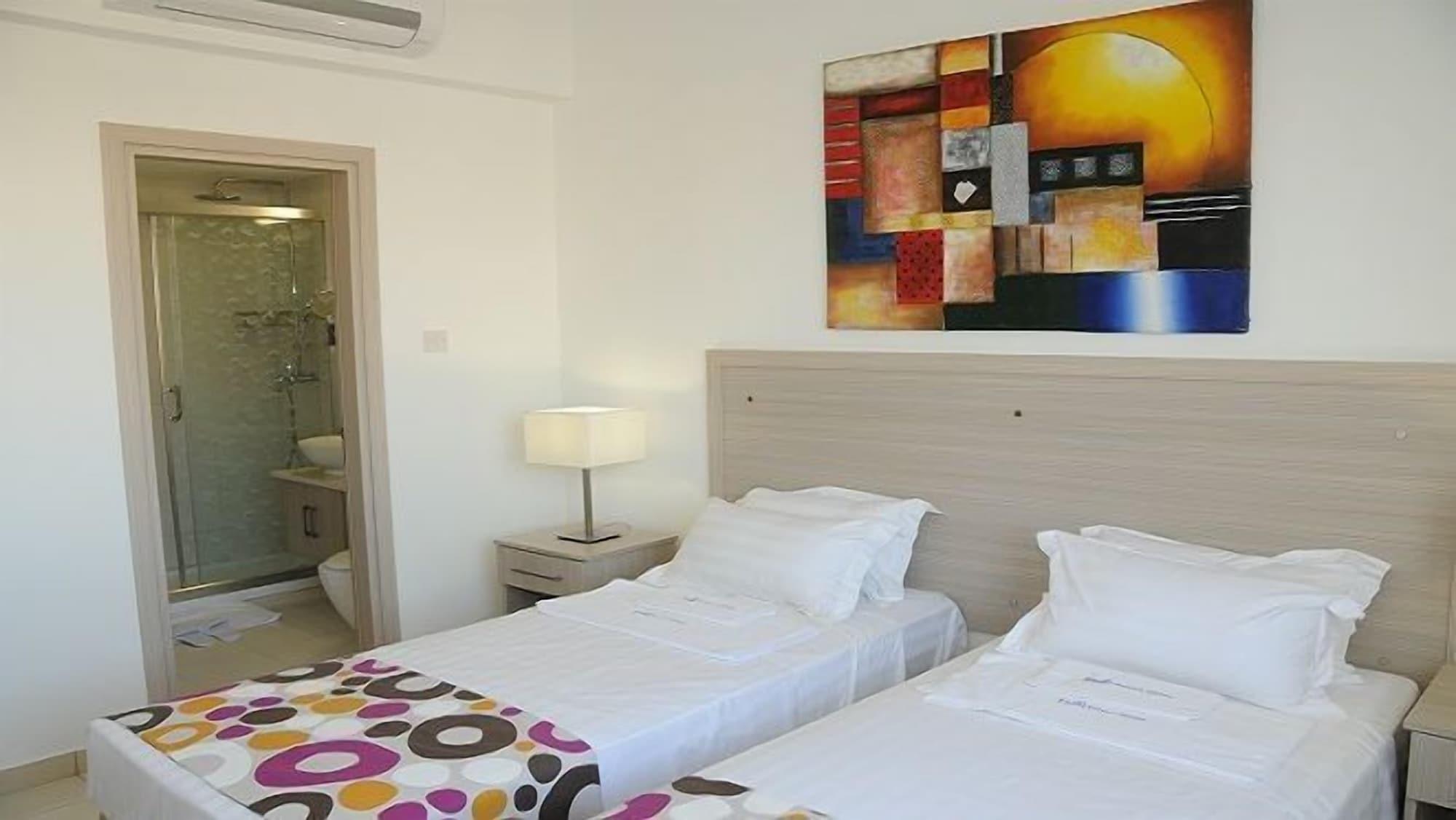 Frixos Suites Hotel Apartments Larnaka Exterior foto