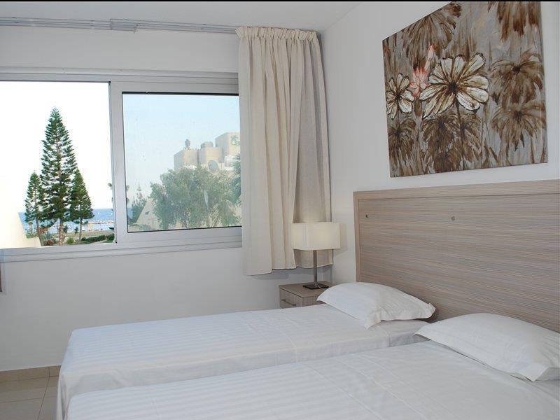 Frixos Suites Hotel Apartments Larnaka Exterior foto